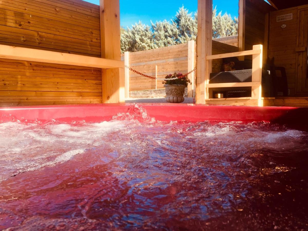 La Colline Aux Chalets, Jaccuzi, Sauna Saint-Chamarand Exterior foto
