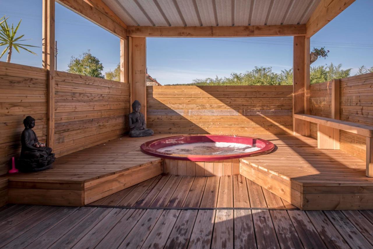 La Colline Aux Chalets, Jaccuzi, Sauna Saint-Chamarand Exterior foto